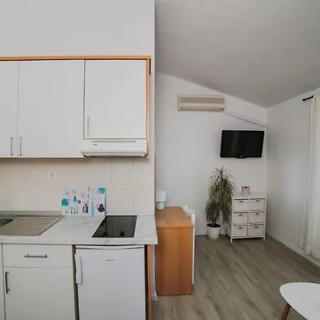 Beachfront Gradac 4414-2 公寓 *